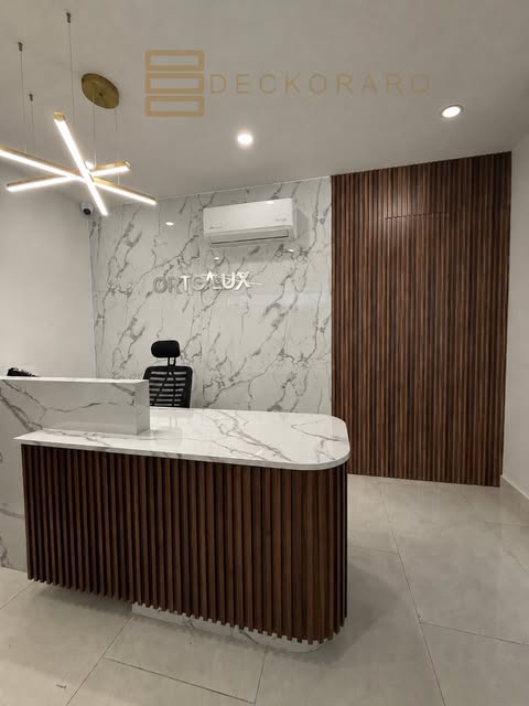Recepción con lambrín y mármol PVC por DECKORARQ